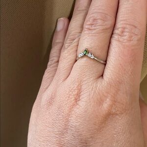 NWT Dainty Elegant 925 Silver and Tsavorite Gemstone Ring with CZ Accents Size 7